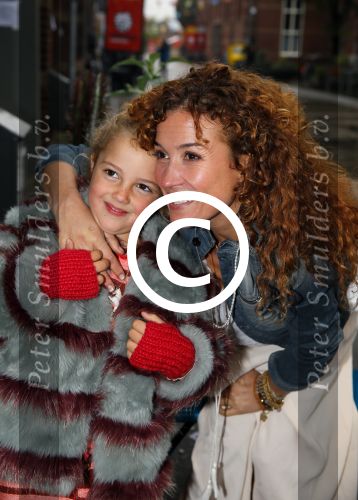 Amsterdam 16 oktober 2015
Katja Schuurman opent return to sender winkel op westergasfabriek terrein in Amsterdam. Haar vriend Freek v Noordwijk doet de catering. Katja met dochter Sammie