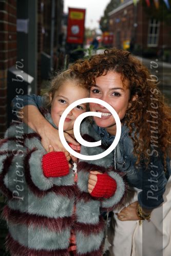 Amsterdam 16 oktober 2015
Katja Schuurman opent return to sender winkel op westergasfabriek terrein in Amsterdam. Haar vriend Freek v Noordwijk doet de catering. Katja met dochter Sammie