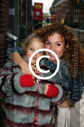 Amsterdam 16 oktober 2015
Katja Schuurman opent return to sender winkel op westergasfabriek terrein in Amsterdam. Haar vriend Freek v Noordwijk doet de catering. Katja met dochter Sammie