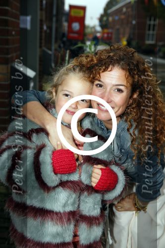 Amsterdam 16 oktober 2015
Katja Schuurman opent return to sender winkel op westergasfabriek terrein in Amsterdam. Haar vriend Freek v Noordwijk doet de catering. Katja met dochter Sammie