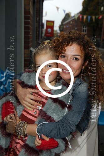 Amsterdam 16 oktober 2015
Katja Schuurman opent return to sender winkel op westergasfabriek terrein in Amsterdam. Haar vriend Freek v Noordwijk doet de catering. Katja met dochter Sammie