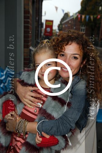 Amsterdam 16 oktober 2015
Katja Schuurman opent return to sender winkel op westergasfabriek terrein in Amsterdam. Haar vriend Freek v Noordwijk doet de catering. Katja met dochter Sammie