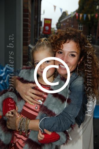 Amsterdam 16 oktober 2015
Katja Schuurman opent return to sender winkel op westergasfabriek terrein in Amsterdam. Haar vriend Freek v Noordwijk doet de catering. Katja met dochter Sammie