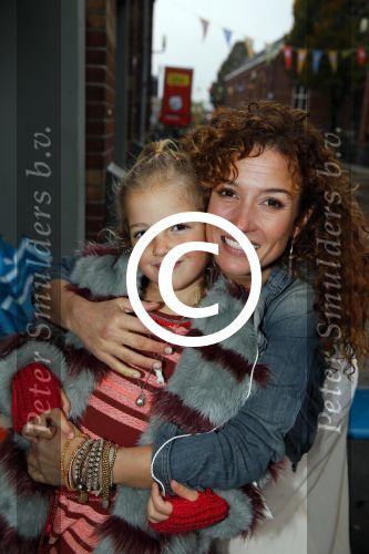 Amsterdam 16 oktober 2015
Katja Schuurman opent return to sender winkel op westergasfabriek terrein in Amsterdam. Haar vriend Freek v Noordwijk doet de catering. Katja met dochter Sammie