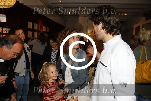 Amsterdam 16 oktober 2015
Katja Schuurman opent return to sender winkel op westergasfabriek terrein in Amsterdam. Haar vriend Freek v Noordwijk doet de catering. Katja met dochter Sammie