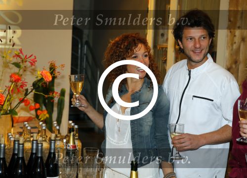 Amsterdam 16 oktober 2015
Katja Schuurman opent return to sender winkel op westergasfabriek terrein in Amsterdam. Haar vriend Freek v Noordwijk doet de catering.