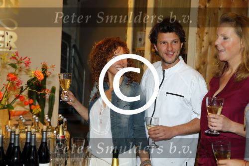 Amsterdam 16 oktober 2015
Katja Schuurman opent return to sender winkel op westergasfabriek terrein in Amsterdam. Haar vriend Freek v Noordwijk doet de catering.