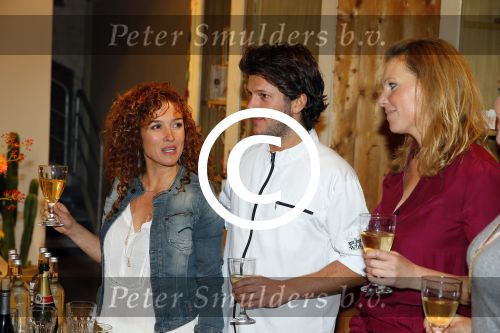 Amsterdam 16 oktober 2015
Katja Schuurman opent return to sender winkel op westergasfabriek terrein in Amsterdam. Haar vriend Freek v Noordwijk doet de catering.