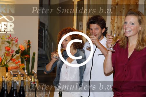 Amsterdam 16 oktober 2015
Katja Schuurman opent return to sender winkel op westergasfabriek terrein in Amsterdam. Haar vriend Freek v Noordwijk doet de catering.