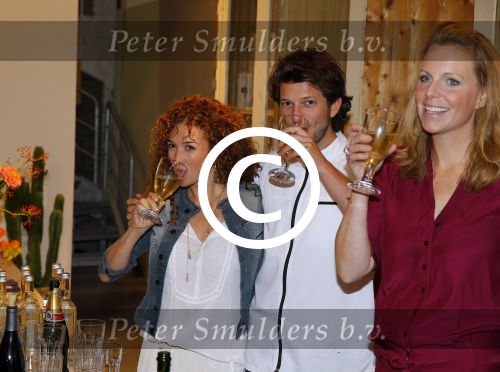 Amsterdam 16 oktober 2015
Katja Schuurman opent return to sender winkel op westergasfabriek terrein in Amsterdam. Haar vriend Freek v Noordwijk doet de catering.