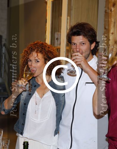 Amsterdam 16 oktober 2015
Katja Schuurman opent return to sender winkel op westergasfabriek terrein in Amsterdam. Haar vriend Freek v Noordwijk doet de catering.
