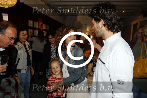 Amsterdam 16 oktober 2015
Katja Schuurman opent return to sender winkel op westergasfabriek terrein in Amsterdam. Haar vriend Freek v Noordwijk doet de catering.