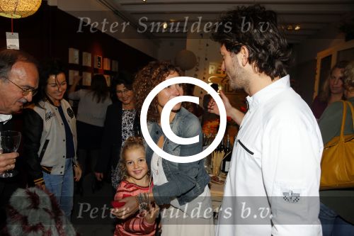 Amsterdam 16 oktober 2015
Katja Schuurman opent return to sender winkel op westergasfabriek terrein in Amsterdam. Haar vriend Freek v Noordwijk doet de catering.