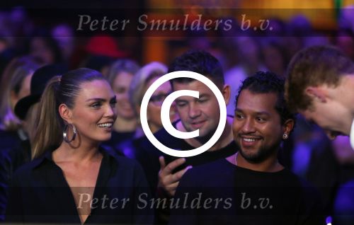 Hilversum 26 oktober 2015
Finale van Hollands next top model HNTM 2015 gepresenteerd door Anouk Smulders en Fred v Leer. De jury bestaat uit Dirk Kikstra May-Britt Mobach en Freek Koster (Touche Models).
De 4 4 finalisten zijn Loiza Lamers, Rachel Swaab Celine Koningstein en Lisa Kapper.
Loiza wordt uiteindelijk HNTM. Kim Feenstra met ....