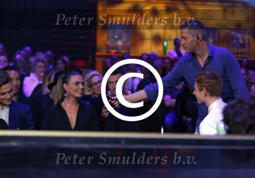 Hilversum 26 oktober 2015
Finale van Hollands next top model HNTM 2015 gepresenteerd door Anouk Smulders en Fred v Leer. De jury bestaat uit Dirk Kikstra May-Britt Mobach en Freek Koster (Touche Models).
De 4 4 finalisten zijn Loiza Lamers, Rachel Swaab Celine Koningstein en Lisa Kapper.
Loiza wordt uiteindelijk HNTM. Kim Feenstra met ....