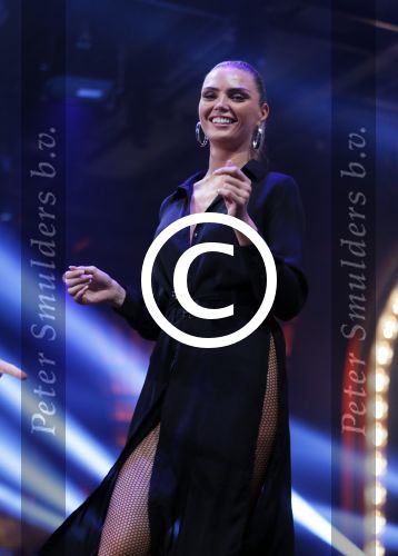 Hilversum 26 oktober 2015
Finale van Hollands next top model HNTM 2015 gepresenteerd door Anouk Smulders en Fred v Leer. De jury bestaat uit Dirk Kikstra May-Britt Mobach en Freek Koster (Touche Models).
De 4 4 finalisten zijn Loiza Lamers, Rachel Swaab Celine Koningstein en Lisa Kapper.
Loiza wordt uiteindelijk HNTM. Kim Feenstra met ....