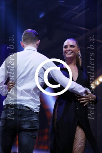 Hilversum 26 oktober 2015
Finale van Hollands next top model HNTM 2015 gepresenteerd door Anouk Smulders en Fred v Leer. De jury bestaat uit Dirk Kikstra May-Britt Mobach en Freek Koster (Touche Models).
De 4 4 finalisten zijn Loiza Lamers, Rachel Swaab Celine Koningstein en Lisa Kapper.
Loiza wordt uiteindelijk HNTM. Kim Feenstra met ....