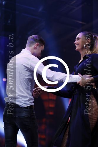 Hilversum 26 oktober 2015
Finale van Hollands next top model HNTM 2015 gepresenteerd door Anouk Smulders en Fred v Leer. De jury bestaat uit Dirk Kikstra May-Britt Mobach en Freek Koster (Touche Models).
De 4 4 finalisten zijn Loiza Lamers, Rachel Swaab Celine Koningstein en Lisa Kapper.
Loiza wordt uiteindelijk HNTM. Kim Feenstra met ....