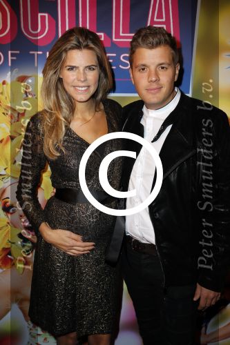 Amsterdam 11 november 2015
Premiere queen of the dessert met oa Jason Donovan Simon Greete Adam Bailey en Philip Childs in carre. Jaap Reesema met zijn zwangere vriendin Kim Kotter
