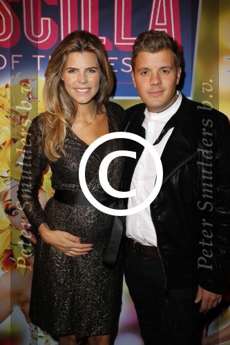 Amsterdam 11 november 2015
Premiere queen of the dessert met oa Jason Donovan Simon Greete Adam Bailey en Philip Childs in carre. Jaap Reesema met zijn zwangere vriendin Kim Kotter