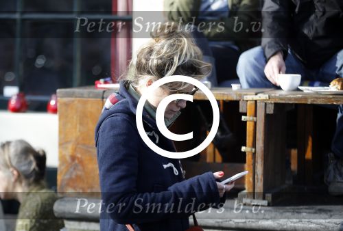 Amsterdam 2 november 2015 
Lauren Verster bellend op straat.