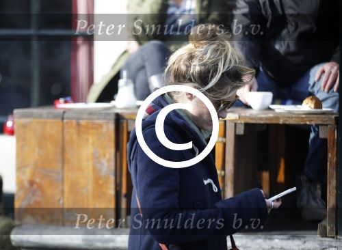 Amsterdam 2 november 2015 
Lauren Verster bellend op straat.