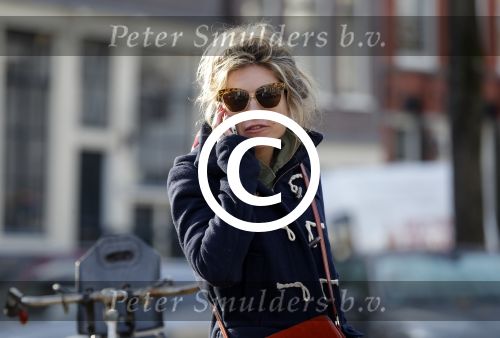 Amsterdam 2 november 2015 
Lauren Verster bellend op straat.