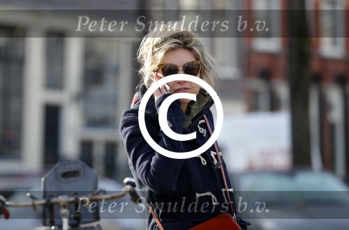 Amsterdam 2 november 2015 
Lauren Verster bellend op straat.