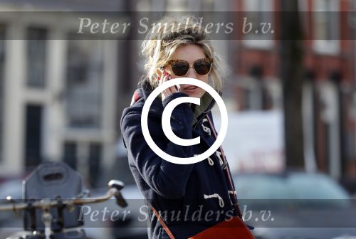 Amsterdam 2 november 2015 
Lauren Verster bellend op straat.