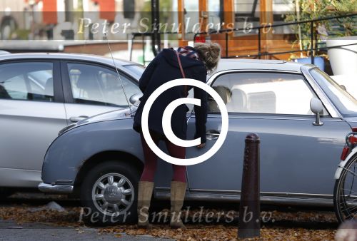 Amsterdam 2 november 2015 
Lauren Verster bellend op straat.