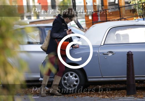 Amsterdam 2 november 2015 
Lauren Verster bellend op straat.