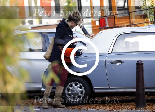 Amsterdam 2 november 2015 
Lauren Verster bellend op straat.
