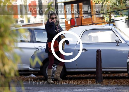 Amsterdam 2 november 2015 
Lauren Verster bellend op straat.