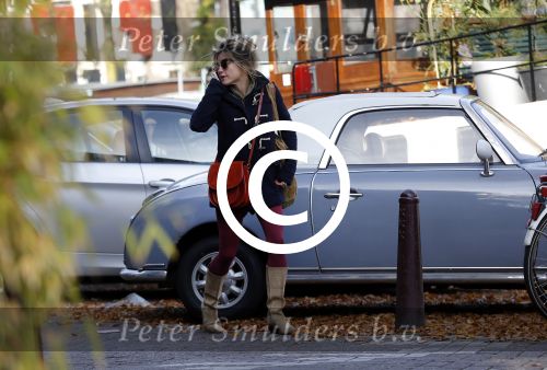 Amsterdam 2 november 2015 
Lauren Verster bellend op straat.