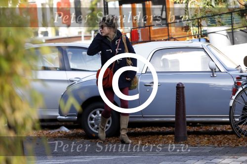 Amsterdam 2 november 2015 
Lauren Verster bellend op straat.