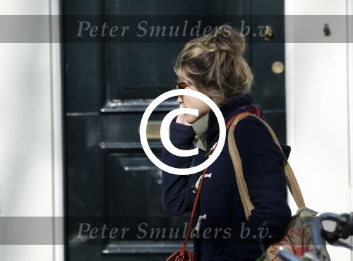 Amsterdam 2 november 2015 
Lauren Verster bellend op straat.