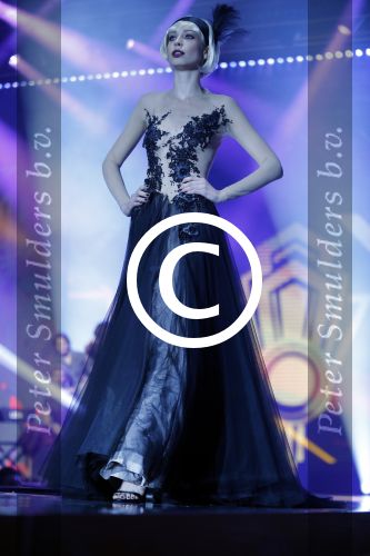 Hilversum 26 oktober 2015
Finale van Hollands next top model HNTM 2015 gepresenteerd door Anouk Smulders en Fred v Leer. De jury bestaat uit Dirk Kikstra May-Britt Mobach en Freek Koster (Touche Models).
De 4 4 finalisten zijn Loiza Lamers, Rachel Swaab Celine Koningstein en Lisa Kapper.
Loiza wordt uiteindelijk HNTM