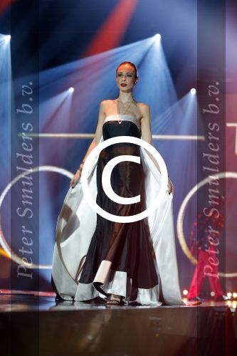 Hilversum 26 oktober 2015
Finale van Hollands next top model HNTM 2015 gepresenteerd door Anouk Smulders en Fred v Leer. De jury bestaat uit Dirk Kikstra May-Britt Mobach en Freek Koster (Touche Models).
De 4 4 finalisten zijn Loiza Lamers, Rachel Swaab Celine Koningstein en Lisa Kapper.
Loiza wordt uiteindelijk HNTM