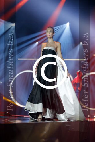 Hilversum 26 oktober 2015
Finale van Hollands next top model HNTM 2015 gepresenteerd door Anouk Smulders en Fred v Leer. De jury bestaat uit Dirk Kikstra May-Britt Mobach en Freek Koster (Touche Models).
De 4 4 finalisten zijn Loiza Lamers, Rachel Swaab Celine Koningstein en Lisa Kapper.
Loiza wordt uiteindelijk HNTM