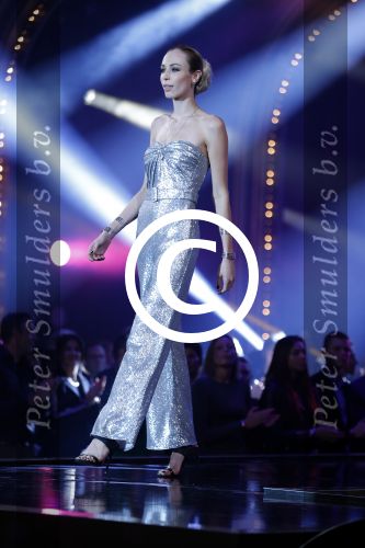 Hilversum 26 oktober 2015
Finale van Hollands next top model HNTM 2015 gepresenteerd door Anouk Smulders en Fred v Leer. De jury bestaat uit Dirk Kikstra May-Britt Mobach en Freek Koster (Touche Models).
De 4 4 finalisten zijn Loiza Lamers, Rachel Swaab Celine Koningstein en Lisa Kapper.
Loiza wordt uiteindelijk HNTM
