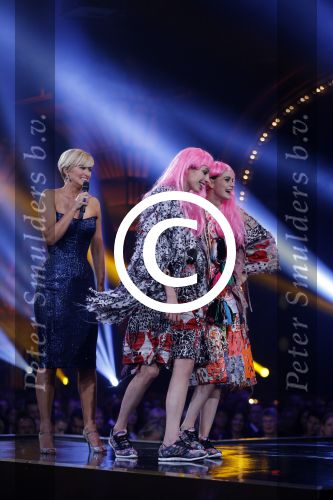 Hilversum 26 oktober 2015
Finale van Hollands next top model HNTM 2015 gepresenteerd door Anouk Smulders en Fred v Leer. De jury bestaat uit Dirk Kikstra May-Britt Mobach en Freek Koster (Touche Models).
De 4 4 finalisten zijn Loiza Lamers, Rachel Swaab Celine Koningstein en Lisa Kapper.
Loiza wordt uiteindelijk HNTM