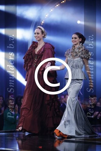 Hilversum 26 oktober 2015
Finale van Hollands next top model HNTM 2015 gepresenteerd door Anouk Smulders en Fred v Leer. De jury bestaat uit Dirk Kikstra May-Britt Mobach en Freek Koster (Touche Models).
De 4 4 finalisten zijn Loiza Lamers, Rachel Swaab Celine Koningstein en Lisa Kapper.
Loiza wordt uiteindelijk HNTM