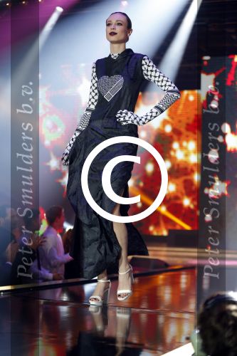 Hilversum 26 oktober 2015
Finale van Hollands next top model HNTM 2015 gepresenteerd door Anouk Smulders en Fred v Leer. De jury bestaat uit Dirk Kikstra May-Britt Mobach en Freek Koster (Touche Models).
De 4 4 finalisten zijn Loiza Lamers, Rachel Swaab Celine Koningstein en Lisa Kapper.
Loiza wordt uiteindelijk HNTM