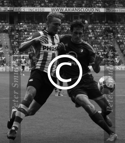 Eindhoven, 30 Augustus 2015
Kompetitie Seizoen 2015/2016
PSV-SC Feyenoord, eindstand 3-1
Luuk de Jong in duel met Eric Botteghin