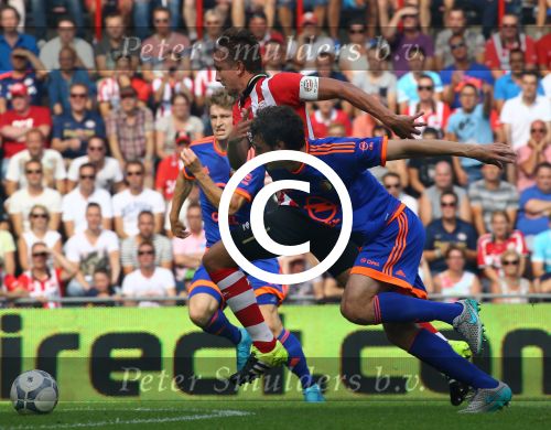 Eindhoven, 30 Augustus 2015
Kompetitie Seizoen 2015/2016
PSV-SC Feyenoord, eindstand 3-1
Luuk de Jong in duel met Eric Botteghin