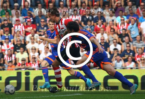 Eindhoven, 30 Augustus 2015
Kompetitie Seizoen 2015/2016
PSV-SC Feyenoord, eindstand 3-1
Luuk de Jong in duel met Eric Botteghin