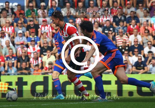 Eindhoven, 30 Augustus 2015
Kompetitie Seizoen 2015/2016
PSV-SC Feyenoord, eindstand 3-1
Luuk de Jong in duel met Eric Botteghin