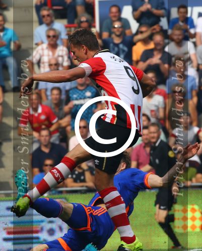 Eindhoven, 30 Augustus 2015
Kompetitie Seizoen 2015/2016
PSV-SC Feyenoord, eindstand 3-1
Luuk de Jong in duel met Eric Botteghin