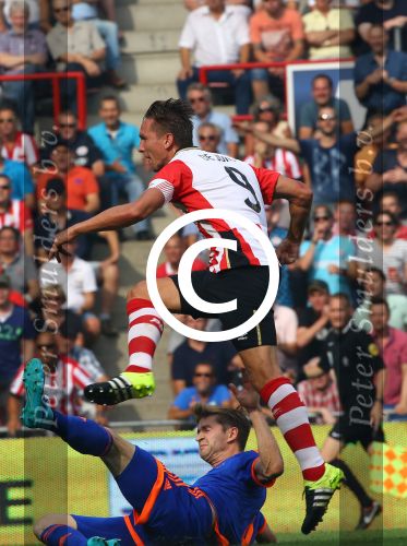 Eindhoven, 30 Augustus 2015
Kompetitie Seizoen 2015/2016
PSV-SC Feyenoord, eindstand 3-1
Luuk de Jong in duel met Eric Botteghin