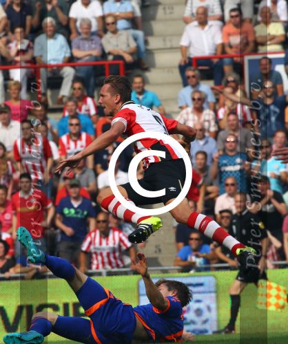 Eindhoven, 30 Augustus 2015
Kompetitie Seizoen 2015/2016
PSV-SC Feyenoord, eindstand 3-1
Luuk de Jong in duel met Eric Botteghin